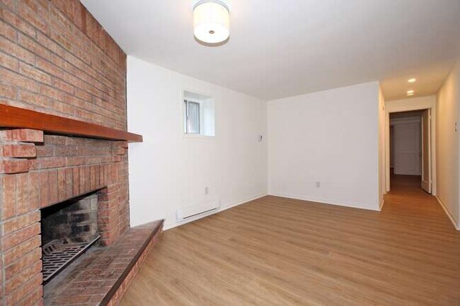 Photo du bâtiment - High Park- SPACIOUS Renovated 2/3 Bdr or Den /1Bath $3390/mth incl. Utilities