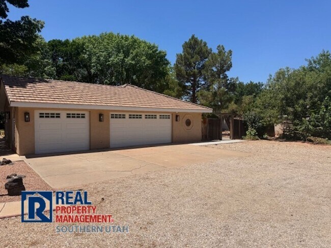 Foto del edificio - Hurricane Home on Large Lot