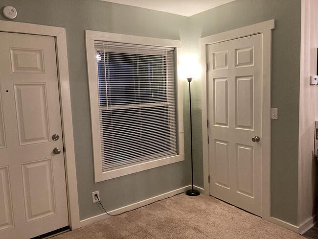 Building Photo - 722 Pecan Dr