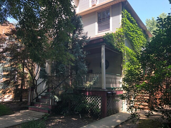 Building Photo - 1834 W Byron St