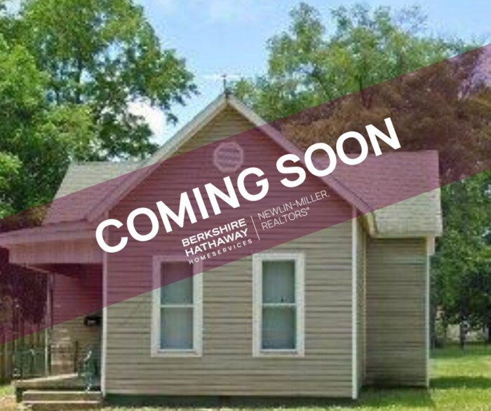 Primary Photo - Spacious 2 Bedroom House - Pets Welcome!