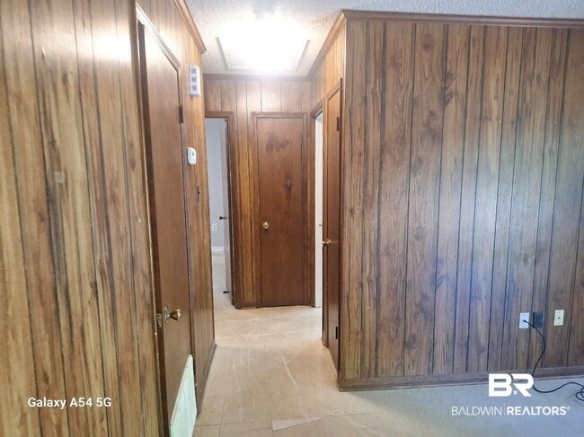 Building Photo - 2207 Wolf Ridge Rd