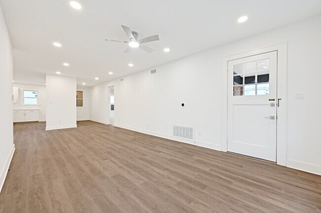 Foto del edificio - 9 BED 5 BATH  fully remodeled house in West Campus