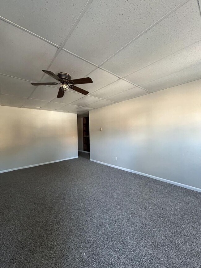 Building Photo - 231 W Poplar St