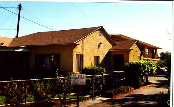 Primary Photo - 920 Carob Way