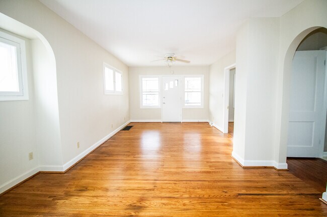 Foto del edificio - 4220 Caroline Ave