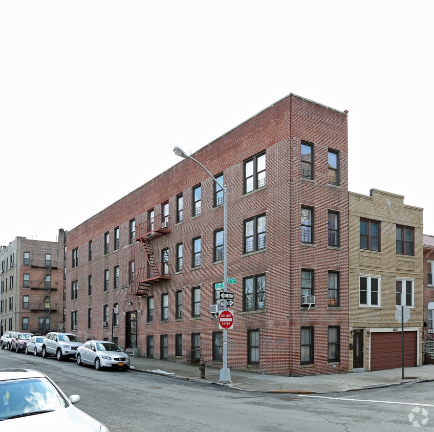 Primary Photo - 300 E 211th St