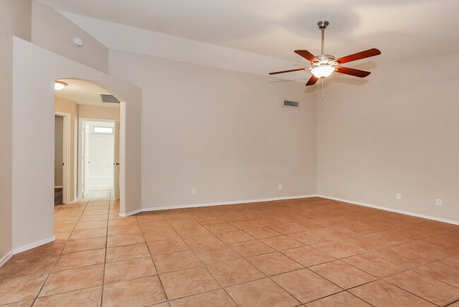 Building Photo - 118 W Tumbleweed Ct