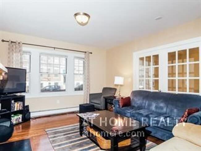 Building Photo - Gorgeous five bedroom apartment