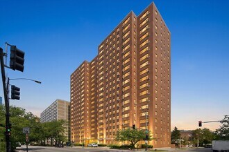Building Photo - 2909 N Sheridan Rd