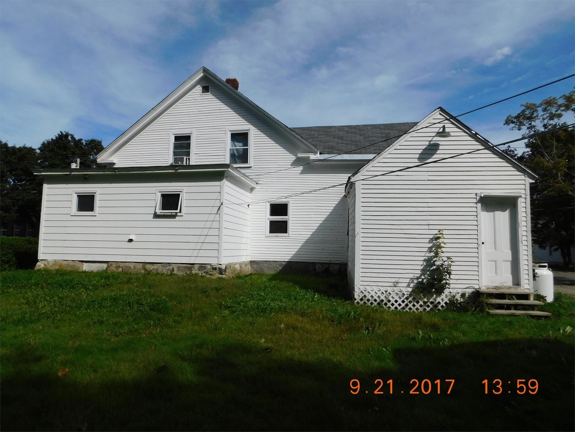 253 Brunswick St, Old Town, ME 04468 Apartment for Rent in Old Town