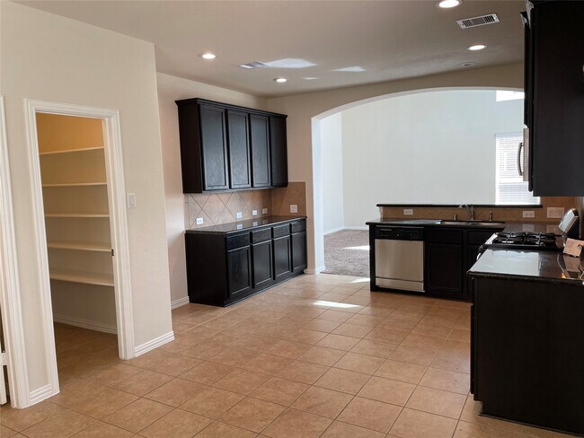 Building Photo - 627 Oak Cir Dr E