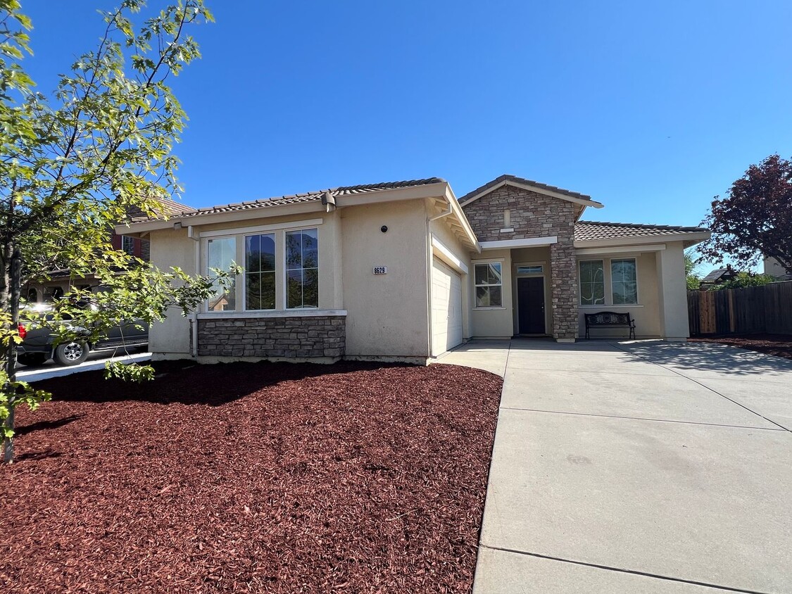 Foto principal - 3 Bed, 2 Bath Elk Grove Home