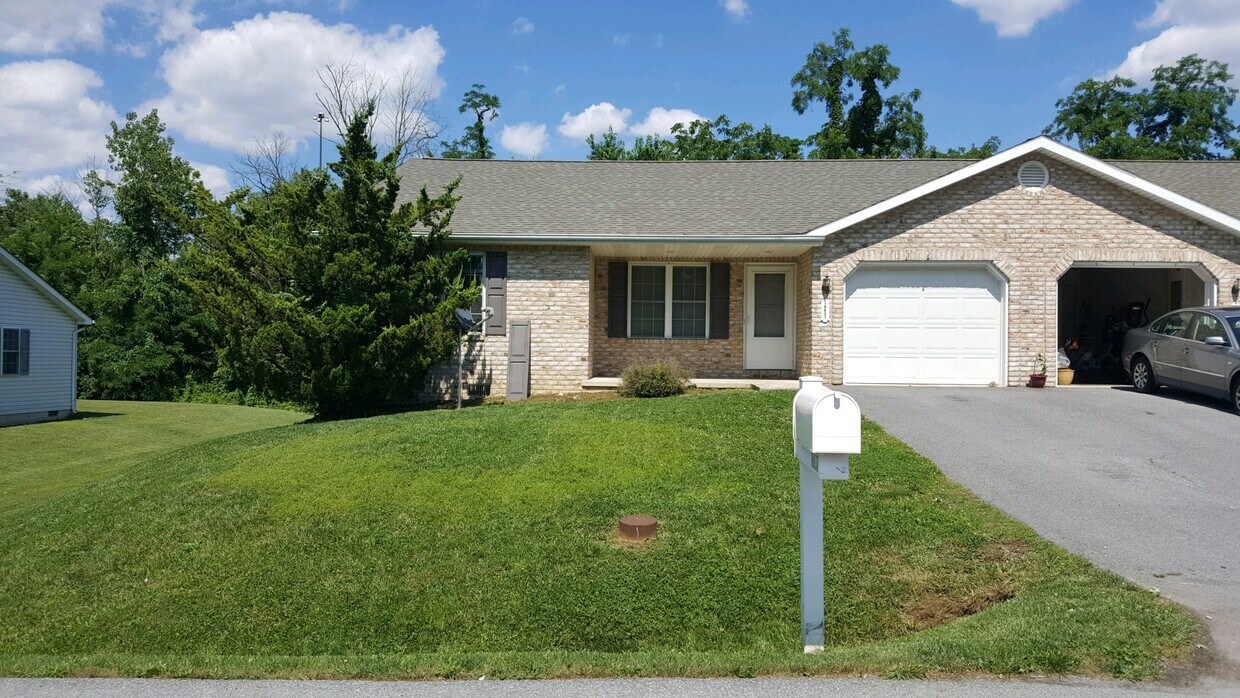 10837 Anderson Dr, Williamsport, MD 21795 Townhome Rentals in