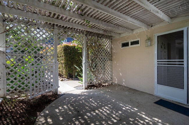 Building Photo - Studio in the Heart of La Jolla with a Pri...