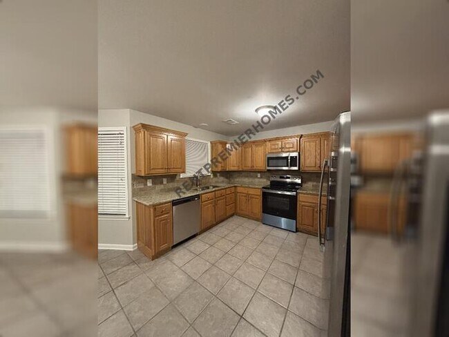 Foto del edificio - 10030 Farris Ave