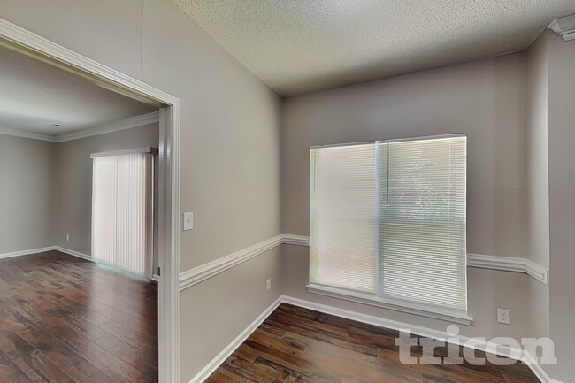 Foto del edificio - 7825 Pence Pond Ln