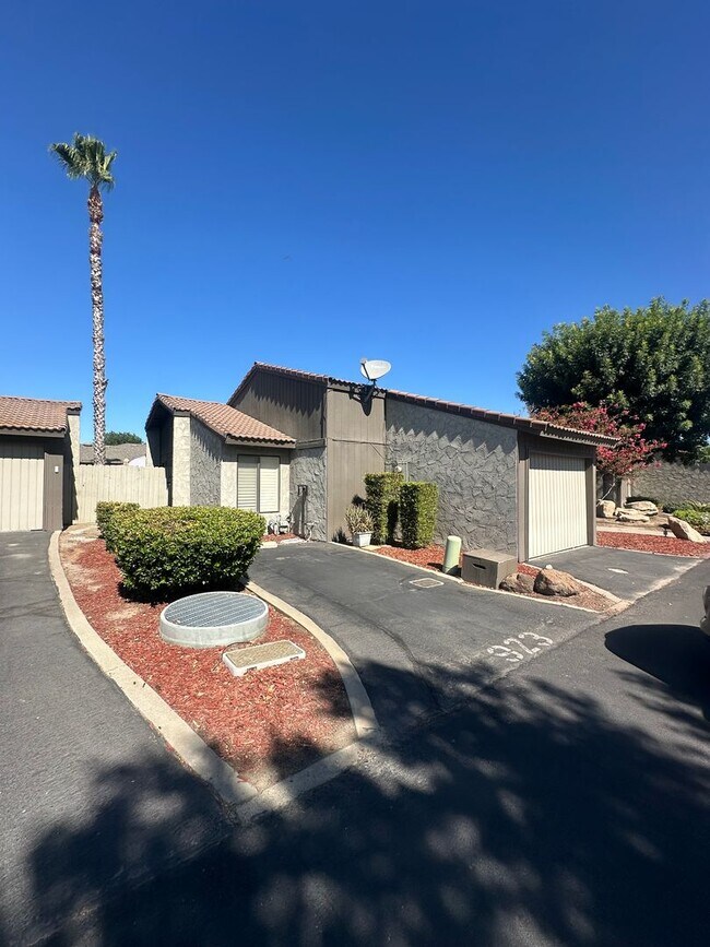 Building Photo - Adorable 2 bedroom 2 bathroom with 1 car garage attached
