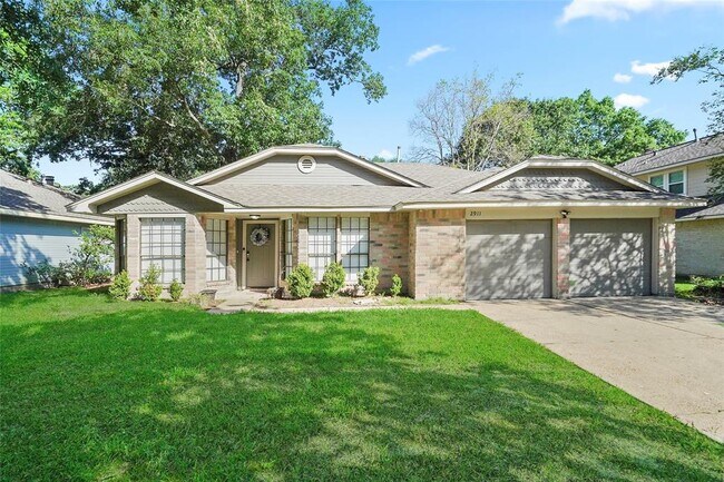 Building Photo - 2911 Parkwood Manor Dr