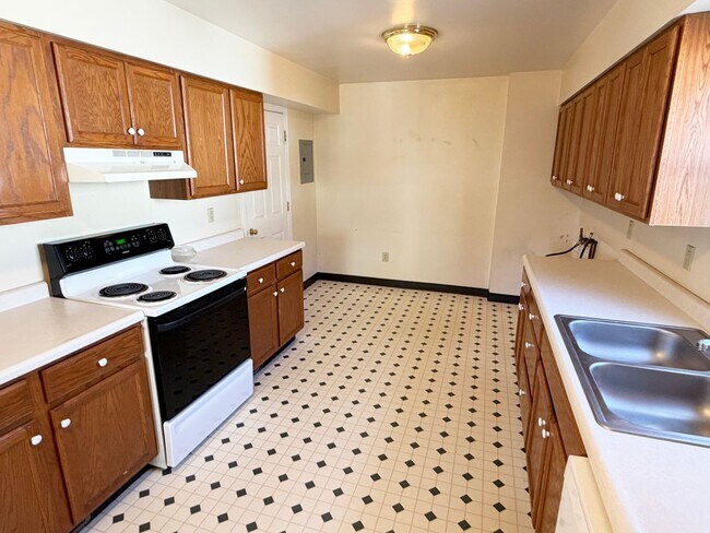 Foto del edificio - 3-Bedroom, 1-Bath Home with Off-Street Parking