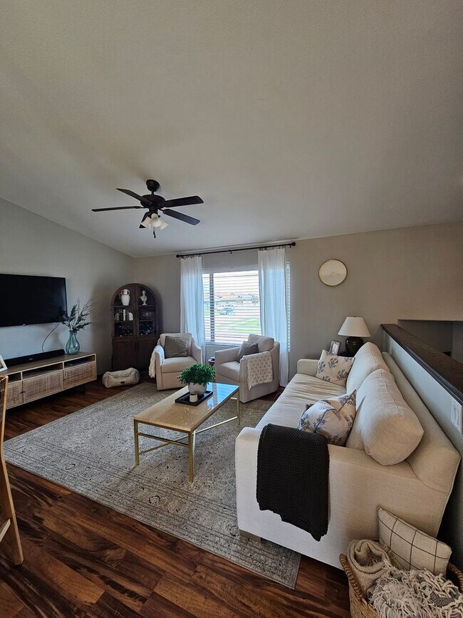 Foto del edificio - 4 BED | 3 BATH | SPLIT-FOYER HOME | DOUBLE...