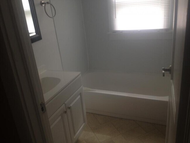 Building Photo - 305 Mountain View Dr