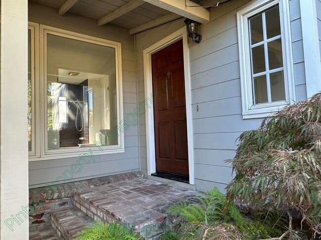 Building Photo - 108 Club Dr