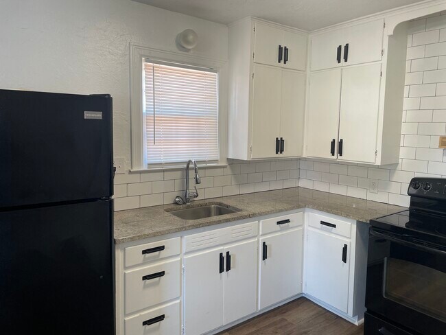 Foto del edificio - 910 W Cantwell Ave