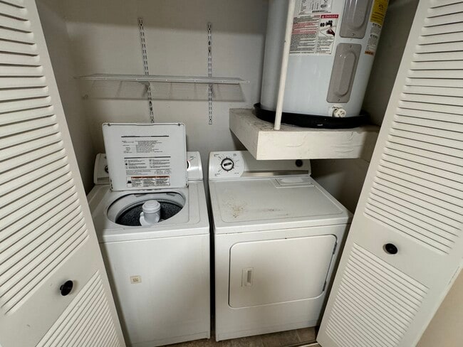 Building Photo - 360 Lake Ontario Ct