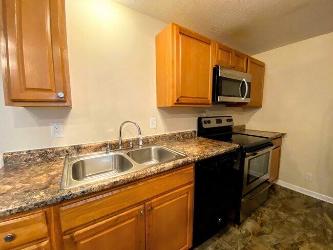 Building Photo - ***AVAILABLE AUGUST 2026*** 5 Bed 2 Bath House Downtown