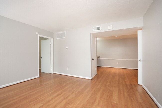 Building Photo - For Lease-Housing Vouchers Accepted | 2 Bed, 2 Bath | 925 Sq Ft | Lakecrest Community |