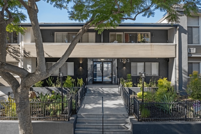 Foto del edificio - 1253 Havenhurst Drive