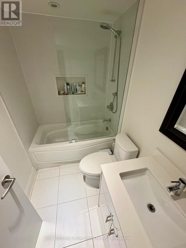 Photo du bâtiment - 912 Royal York Rd