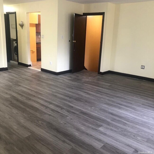 Foto del edificio - 140-31 Brookville Blvd