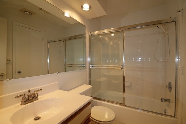 Building Photo - Sunny & Private 2bd/2ba w/Balcony, w/d in-...