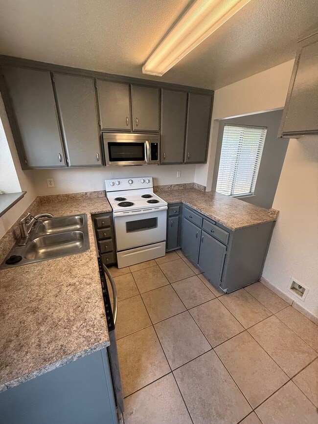Building Photo - Spacious 2-Bedroom, 1-Bathroom Home in Sou...