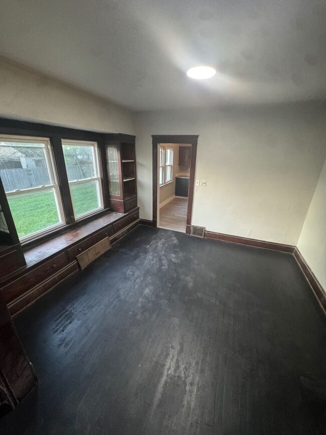 Building Photo - Charming 2-Bedroom Property in Prime Locat...