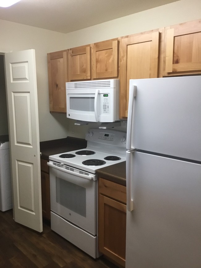 Microwave, Oven and Refrigerator with built in icemaker - Wedgewood Apartments