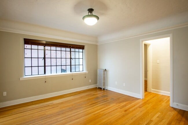 Building Photo - Charming 3rd Floor 1Bdr in Heart of NW!