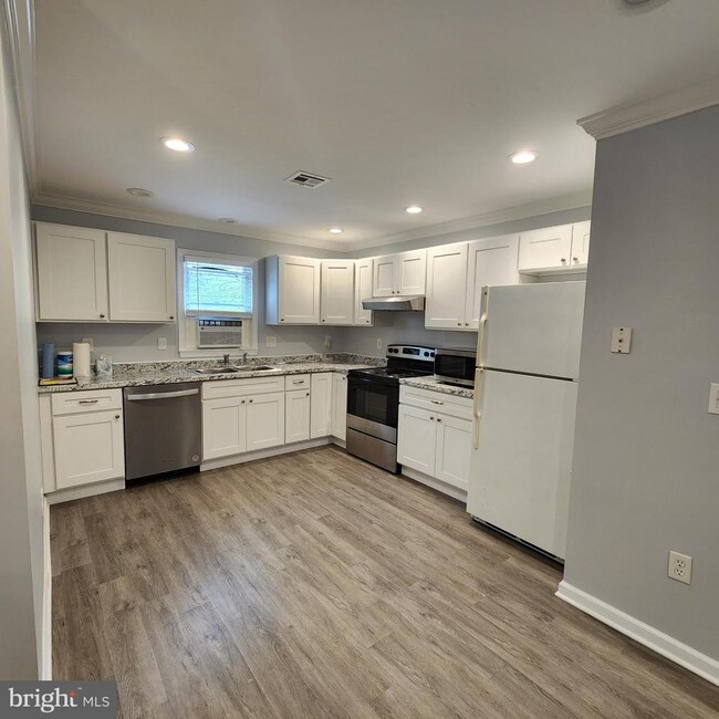 Foto del edificio - 717 Freehold Rd