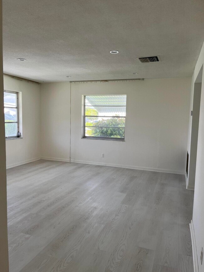 Building Photo - 807 SW 6th Ave