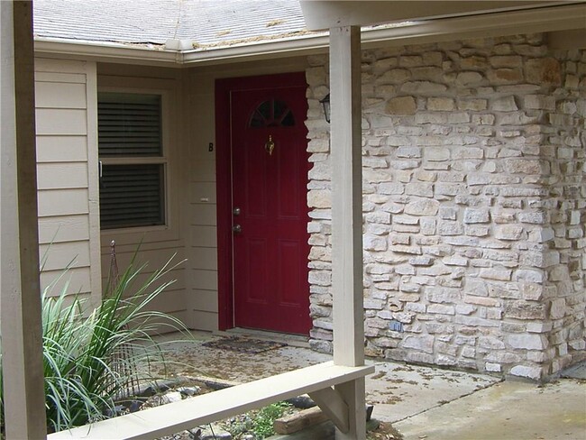 Building Photo - 8806 Westover Club Dr
