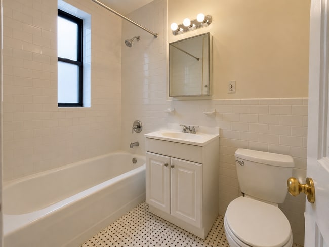 Foto del edificio - 413 W 43rd St