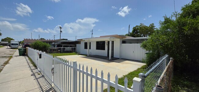 Building Photo - 2230 Service Rd