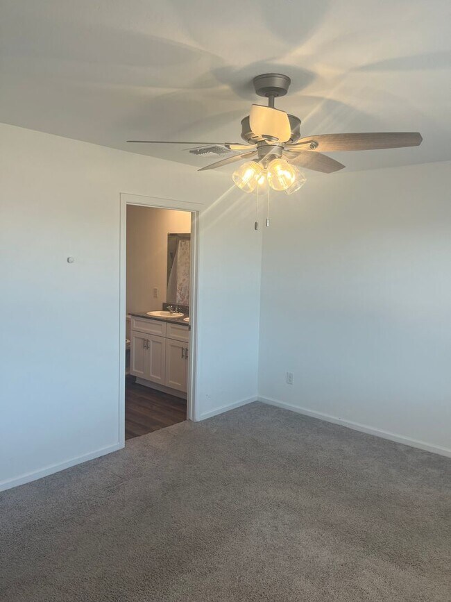 Foto del edificio - Beautiful 4 Bedroom 2 Bathroom split floor plan home in the newly built Turquoise Hills Neighborh...