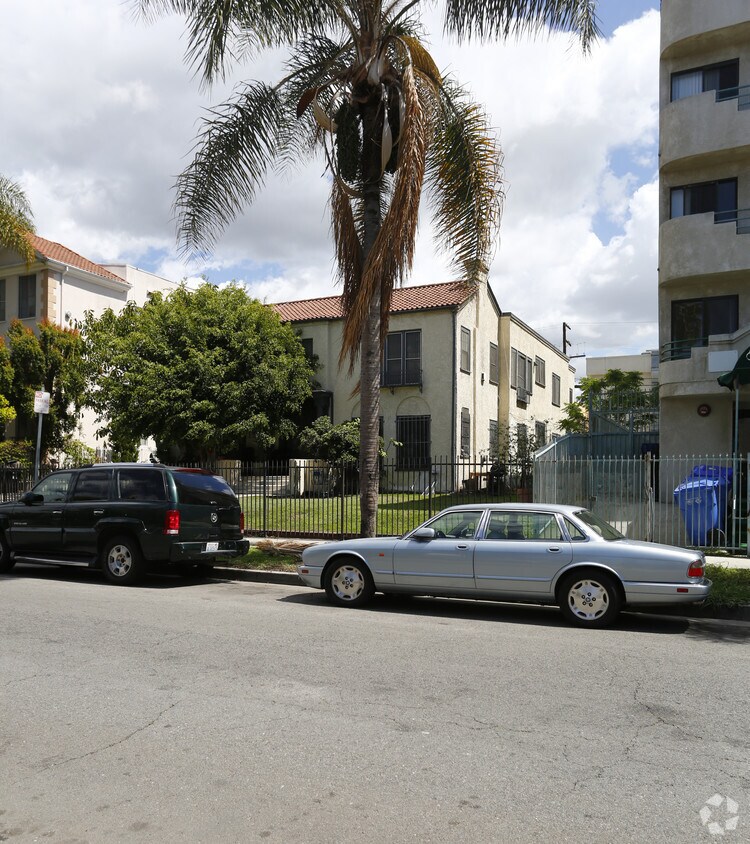 Foto principal - 832 S Kenmore Ave