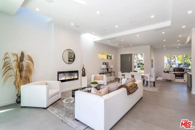 Foto del edificio - 8932 Dorrington Ave