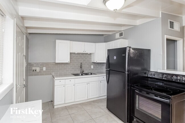 Building Photo - 213 Hillcrest Dr