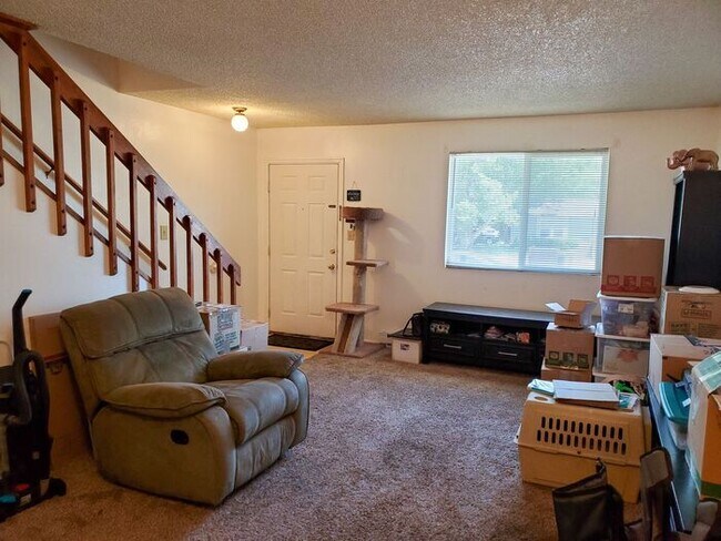 Building Photo - 725 Aztec Dr