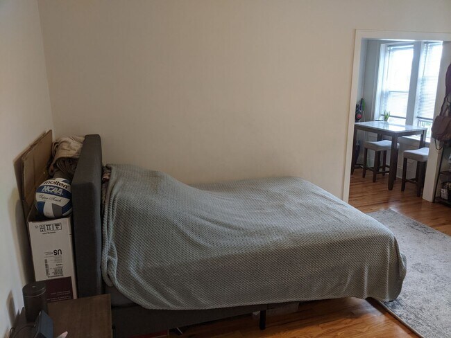 Foto del edificio - Renovated Top Floor Studio in Heart of Rog...